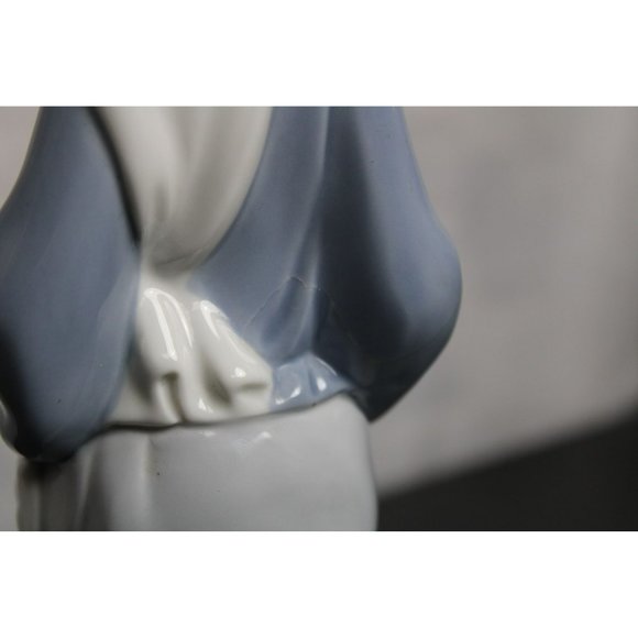 Lladro "Girl with Lilies Sitting" Collectable #4972 - Picture 7 of 8